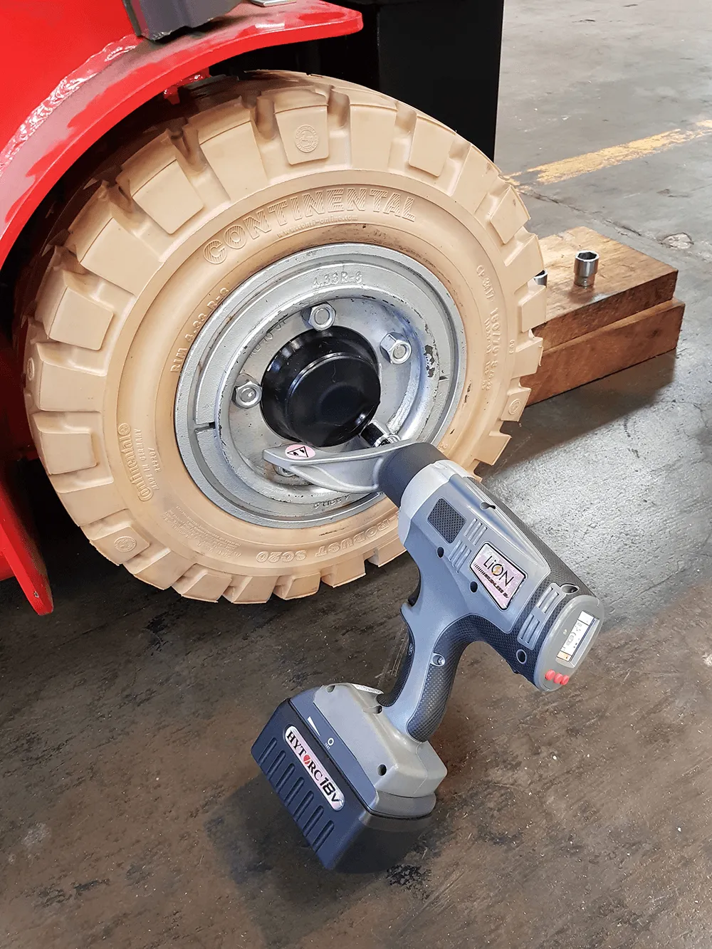 HYTORC LION Gun electric torque tool — front view